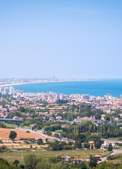 Panoramablick auf eine Küstenstadt mit blauem Meer.