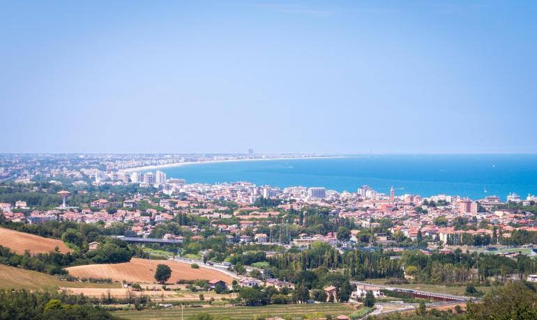 Panoramablick auf eine Küstenstadt mit blauem Meer.