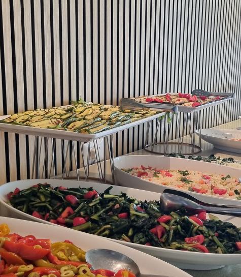 Buntes Gemüsebuffet auf weißen Tellern.