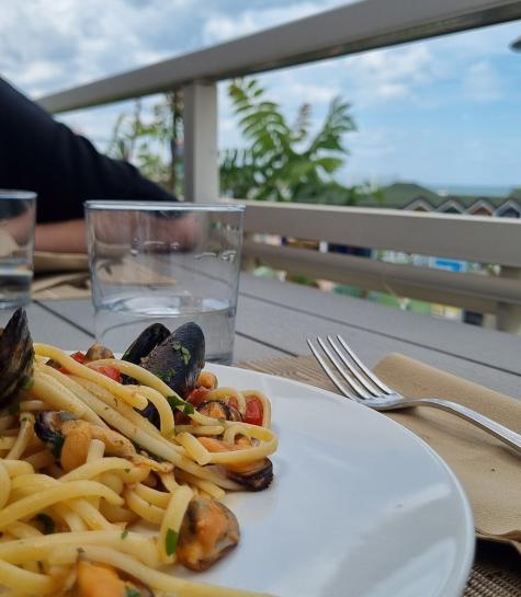 Meeresfrüchte-Pasta auf einer Panoramaterrasse.