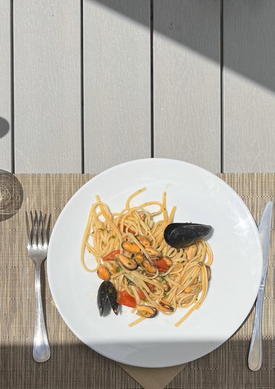 Meeresfrüchte-Spaghetti auf einem Außentisch.